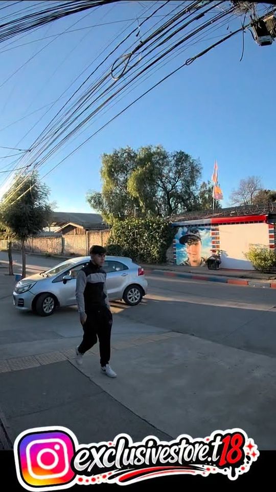 Entrega de zapatillas a un cliente en la calle